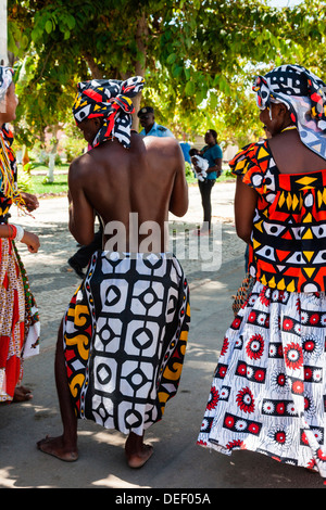 L'Afrique, Angola, Benguela. La danse de groupe en costume traditionnel. Banque D'Images