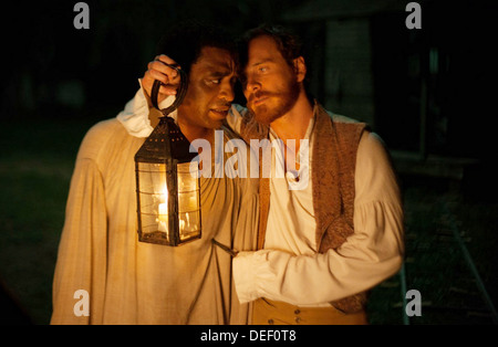 12 ANS UN ESCLAVE 2013 Fox Searchlight Pictures film avec Michael Fassbender à droite et Chiwetel Ejiofor Banque D'Images