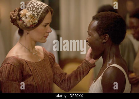 12 ANS UN ESCLAVE 2013 Fox Searchlight Pictures film avec Sarah Paulson comme Mistress Epps à gauche et Lupita Nyong'o comme Patsey Banque D'Images