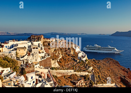 Un navire faisant une croisière à Santorin, Grèce Banque D'Images