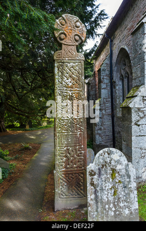 La 10thC ou 11thC Croix celtique dans le cimetière de l'église St Brynach, Nevern, Pembrokeshire, Pays de Galles de l'Ouest, Royaume-Uni Banque D'Images