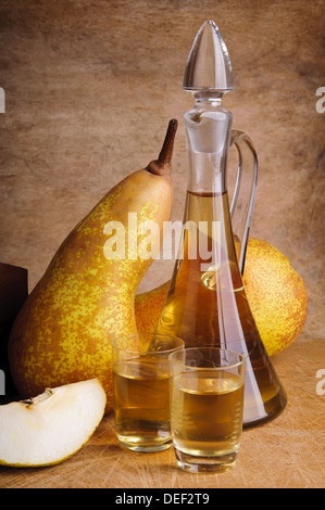 Fruits traditionnels brandy avec poires sur un fond de bois Banque D'Images