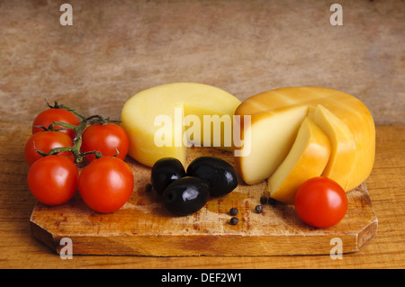 Fromage traditionnel avec des tomates cerises et les olives sur un fond de bois Banque D'Images