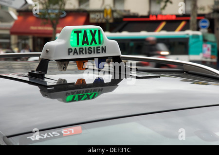 Les transports publics français. Le signe d'un toit lumineux taxi parisien, en attente de sa prochaine course. Paris, France. Banque D'Images