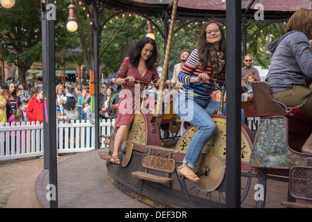 Un human-powered location carousel au Fete Paradiso Paradiso (Fête) sur Governor's Island à New York Banque D'Images