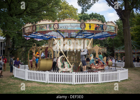 Un 19e siècle carousel au Fete Paradiso Paradiso (Fête) sur Governor's Island à New York Banque D'Images