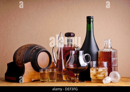 Differnts des boissons alcoolisées, le brandy, le cognac et le whisky sur un fond de bois Banque D'Images