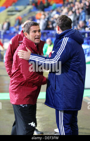 Bolton, Royaume-Uni. 17 août, 2013. Dougie Freedman et Nigel Clough se serrent la main avant le match de championnat entre Bolton Wanderers et Derby County du Reebok Stadium. Credit : Action Plus Sport Images/Alamy Live News Banque D'Images