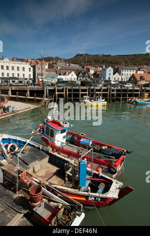 Les bateaux de pêche amarrés dans le port de Scarborough, North Yorkshire Banque D'Images