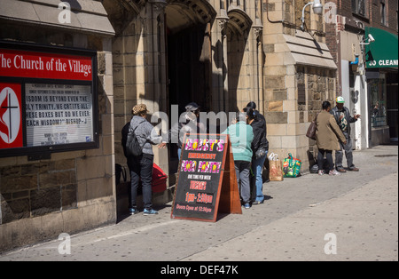 Les clients de l'extérieur un garde-manger dans l'église à Greenwich Village à New York Banque D'Images