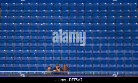 Saint Petersburg, Florida, USA. 17 août, 2013. BORCHUCK JAMES | fois.sièges vides en infériorité numérique fans dans la section 317 les Rays de Tampa Bay au cours de match contre les Rangers du Texas au Tropicana Field Mardi, 17 septembre 2013 à Saint-Pétersbourg, en Floride. © James/Borchuck ZUMAPRESS.com/Alamy Tampa Bay Times/Live News Banque D'Images