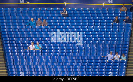 Saint Petersburg, Florida, USA. 17 août, 2013. BORCHUCK JAMES | fois.sièges vides sont plus nombreuses que les fans lors les Rays de Tampa Bay match contre les Rangers du Texas au Tropicana Field Mardi, 17 septembre 2013 à Saint-Pétersbourg, en Floride. © James/Borchuck ZUMAPRESS.com/Alamy Tampa Bay Times/Live News Banque D'Images