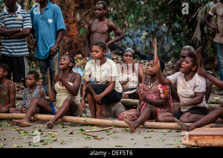 L'Afrique, Cameroun, Kribi. Les gens au cours de tambour Bagel performance traditionnelle. Banque D'Images