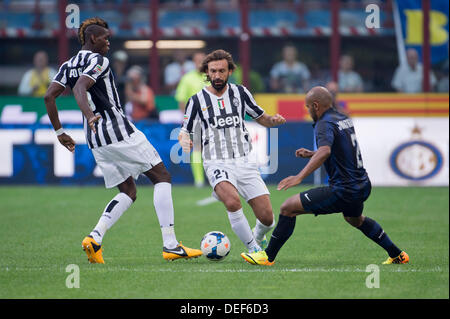 (L-R) Paul Pogba, Andrea Pirlo (Juventus), Jonathan (Inter), 14 septembre 2013 - Football / Soccer : Italien 'Serie' un match entre l'Inter Milan Juventus 1-1 au Stadio Giuseppe Meazza de Milan, Italie. (Photo de Maurizio Borsari/AFLO) Banque D'Images