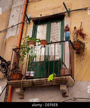 Façade de maison typiquement sicilienne de Trapani dans la province de Trapani, en Sicile. Banque D'Images