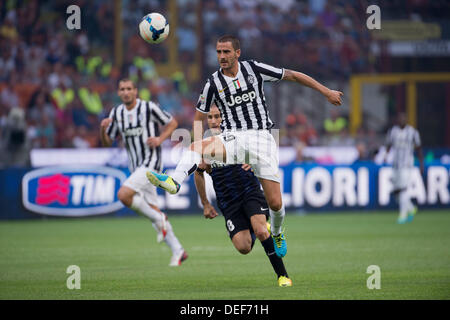 (F-B) Leonardo Bonucci (Juventus), Rodrigo Palacio (Inter), 14 septembre 2013 - Football / Soccer : Italien 'Serie' un match entre l'Inter Milan Juventus 1-1 au Stadio Giuseppe Meazza de Milan, Italie. (Photo de Maurizio Borsari/AFLO) Banque D'Images