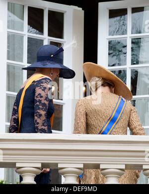 La Haye, aux Pays-Bas. 17 août, 2013. Maxima la reine et la Princesse Laurentien des Pays-Bas sur le balcon de Palais de Noordeinde après l'ouverture traditionnelle de l'année parlementaire à La Haye, Pays-Bas, 17 septembre 2013. Photo : Patrick van Katwijk/dpa/Alamy Live News Banque D'Images