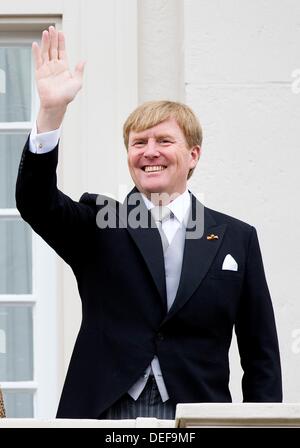 La Haye, aux Pays-Bas. 17 août, 2013. Le roi Willem-Alexander des Pays-Bas sur le balcon de Palais de Noordeinde après l'ouverture traditionnelle de l'année parlementaire à La Haye, Pays-Bas, 17 septembre 2013. Photo : Patrick van Katwijk/dpa/Alamy Live News Banque D'Images