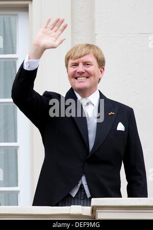 La Haye, aux Pays-Bas. 17 août, 2013. Le roi Willem-Alexander des Pays-Bas sur le balcon de Palais de Noordeinde après l'ouverture traditionnelle de l'année parlementaire à La Haye, Pays-Bas, 17 septembre 2013. Photo : Patrick van Katwijk/dpa/Alamy Live News Banque D'Images