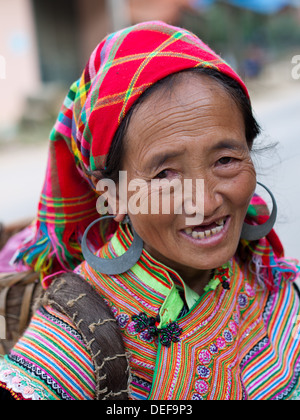 Un portrait d'une vieille femme Hmong fleurs dans les rues de Bac Ha, Lao Cai, Vietnam. Banque D'Images