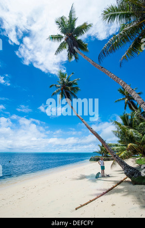 Belle plage de sable blanc et de palmiers sur l'île de Yap (États fédérés de Micronésie, Îles Carolines, Pacific Banque D'Images