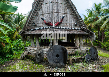 Maison traditionnelle en pierre avec de l'argent à l'avant, l'île de Yap (États fédérés de Micronésie, Îles Carolines, Pacific Banque D'Images