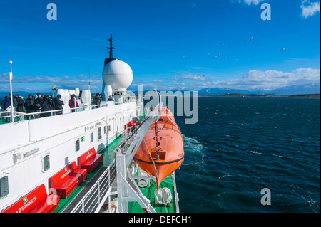 Bateau de croisière dans le canal de Beagle, Ushuaia, Tierra del Fuego, Argentine, Amérique du Sud Banque D'Images