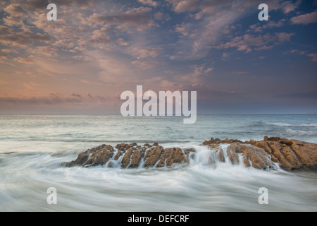 Lever du soleil avec des rochers et des vagues d'une cape Cabo Huertas à Alicante, Costa Blanca, Communauté Valencienne, Espagne, Europe Banque D'Images