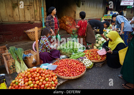 Marché aux légumes, le marché Bogyoke Aung San, Yangon (Rangoon), le Myanmar (Birmanie), l'Asie Banque D'Images