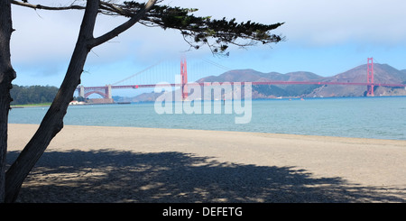 Vue sur le Golden Gate Bridge à partir de Crissy Field Banque D'Images