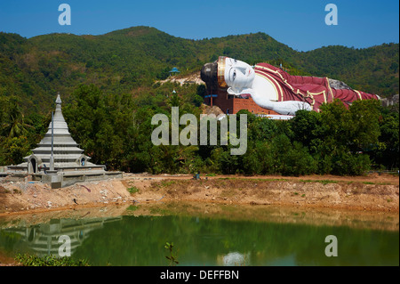 Bouddha couché, Win Sein Taw Ya, autour de Mawlamyine (Moulmein), l'État Môn, Myanmar (Birmanie), l'Asie Banque D'Images