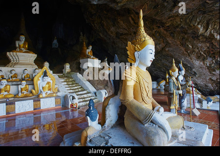 Statues de Bouddha en grotte bouddhiste près de Hpa-An, l'État de Karen, le Myanmar (Birmanie), l'Asie Banque D'Images