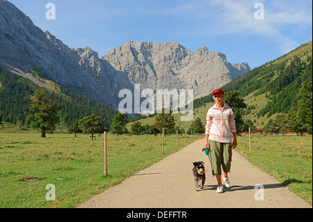 Randonnée femme avec un schnauzer nain, Engalm, en avant des montagnes du Karwendel, Großer Ahornboden, Karwendel Feriendorf