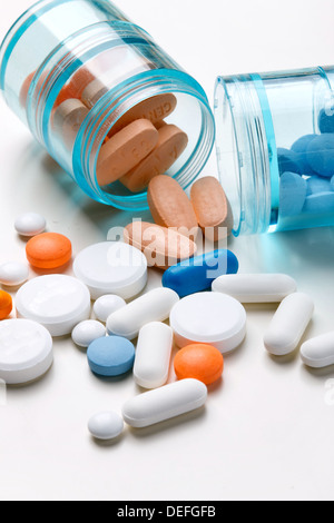 Comprimés de renverser des bouteilles Banque D'Images