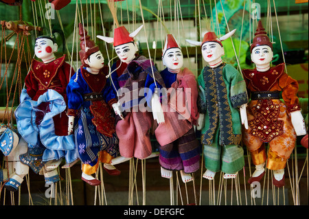 Poupées traditionnelles en vente sur le marché, Bagan (Pagan), le Myanmar (Birmanie), l'Asie Banque D'Images