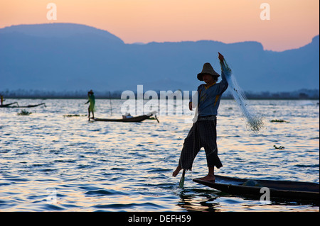 Pêcheur sur le lac Inle, l'État de Shan, Myanmar (Birmanie), l'Asie Banque D'Images