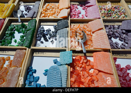 Divers bonbons faits à la main à vendre, Département Vaucluse, Provence-Alpes-Côte d'Azur, France Banque D'Images