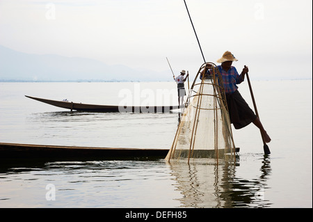 Pêcheur sur le lac Inle, l'État de Shan, Myanmar (Birmanie), l'Asie Banque D'Images