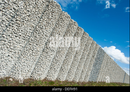 Mur de gabions, corbeilles filet rempli de pierres, mur de protection contre le bruit sur l'autoroute A9, Bavière, Allemagne Banque D'Images