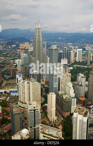 Ville et Petronas Towers, KLCC (Kuala Lumpur City Center), Kuala Lumpur, Malaisie, Asie du Sud, Asie Banque D'Images