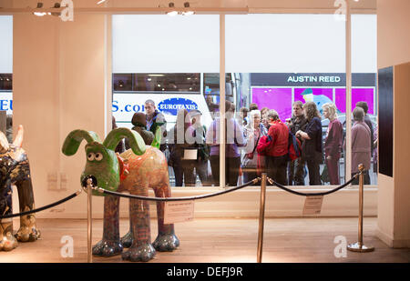 Bristol, Royaume-Uni. 18 août, 2013. Les gens d'attente pour l'ouverture de l'exposition à Gromit Unleashed Beacon House, Bristol. Gromit 80 statues ont été décorées par des artistes et célébrités dont Disney Pixar, Nick Parcs, Cath Kidston et Sir Quentin Blake. Les pièces seront vendues aux enchères le 3 octobre, la collecte de fonds pour Wallace & Gromit's Grand appel, le Bristol Centre hospitalier pour enfants de l'organisme de bienfaisance. 18 septembre 2013 Crédit : Adam Gasson/Alamy Live News Banque D'Images