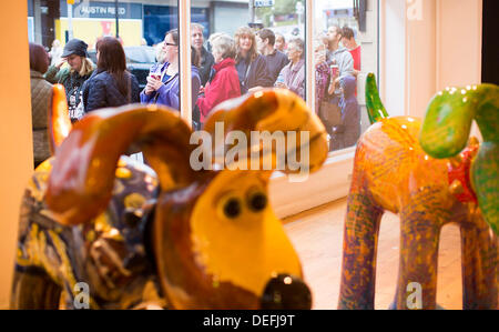 Bristol, Royaume-Uni. 18 août, 2013. Les gens d'attente pour l'ouverture de l'exposition à Gromit Unleashed Beacon House, Bristol. Gromit 80 statues ont été décorées par des artistes et célébrités dont Disney Pixar, Nick Parcs, Cath Kidston et Sir Quentin Blake. Les pièces seront vendues aux enchères le 3 octobre, la collecte de fonds pour Wallace & Gromit's Grand appel, le Bristol Centre hospitalier pour enfants de l'organisme de bienfaisance. 18 septembre 2013 Crédit : Adam Gasson/Alamy Live News Banque D'Images