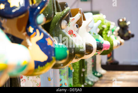 Bristol, Royaume-Uni. 18 août, 2013. Une vue générale de l'exposition à Gromit Unleashed Beacon House, Bristol. Gromit 80 statues ont été décorées par des artistes et célébrités dont Disney Pixar, Nick Parcs, Cath Kidston et Sir Quentin Blake. Les pièces seront vendues aux enchères le 3 octobre, la collecte de fonds pour Wallace & Gromit's Grand appel, le Bristol Centre hospitalier pour enfants de l'organisme de bienfaisance. 18 septembre 2013 Crédit : Adam Gasson/Alamy Live News Banque D'Images