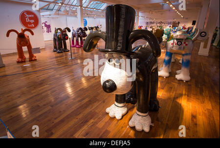 Bristol, Royaume-Uni. 18 août, 2013. Une vue générale de l'exposition à Gromit Unleashed Beacon House, Bristol. Gromit 80 statues ont été décorées par des artistes et célébrités dont Disney Pixar, Nick Parcs, Cath Kidston et Sir Quentin Blake. Les pièces seront vendues aux enchères le 3 octobre, la collecte de fonds pour Wallace & Gromit's Grand appel, le Bristol Centre hospitalier pour enfants de l'organisme de bienfaisance. 18 septembre 2013 Crédit : Adam Gasson/Alamy Live News Banque D'Images