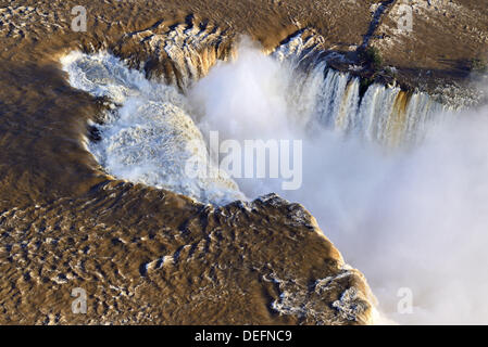 Le Brésil, l'État de Parana, Iguacu Falls, chutes d'eau plus important dans le monde, Voyage, tourisme, Coupe du Monde 2014, la nature, la pluie tombe, l'eau brune, photo aérienne, bird s eye, perspective de Cataratas do Iguaçu, canyon, l'air abattu, tour en hélicoptère, des images aériennes, Helisul, cascade Banque D'Images