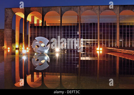 Brésil, Brasilia, Palais Itamaraty, Oscar Niemeyer, l'architecture, Voyage, tourisme, capitale du Brésil, 2014, la Coupe du Monde 2014, patrimoine documentaire du monde, Patrimoine Mondial de la Culture, nuit, vue nocturne, de la réflexion, de l'intérieure, ministère des Affaires étrangères, pol Banque D'Images