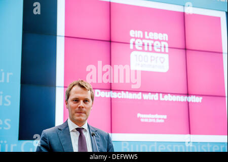 Berlin, Allemagne. Du 18 septembre. Le ministre de la santé allemand, Daniel Bahr fait la promotion de la semaine 'Revival' avec le Professeur Dr. Hugo Van Aken de WFSA avec réanimation cardiaque représentant de l'OMS avec la démonstration des poupées. Credit : Gonçalo Silva/Alamy Live News. Banque D'Images