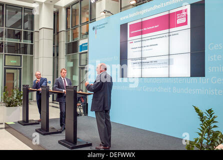 Berlin, Allemagne. Du 18 septembre. Le ministre de la santé allemand, Daniel Bahr fait la promotion de la semaine 'Revival' avec le Professeur Dr. Hugo Van Aken de WFSA avec réanimation cardiaque représentant de l'OMS avec la démonstration des poupées. Credit : Gonçalo Silva/Alamy Live News. Banque D'Images