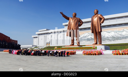 Des statues d'anciens présidents Kim Il-sung et Kim Jong Il, Pyongyang, Corée du Nord (République populaire démocratique de Corée), l'Asie Banque D'Images