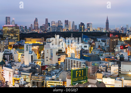 Portrait de toits de Shinjuku vu de Shibuya, Tokyo, Honshu, Japon, Asie Banque D'Images